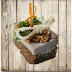 Канапе - Буженина з бантиком на житньому хлібі Канапе - Буженина з бантиком на житньому хлібі