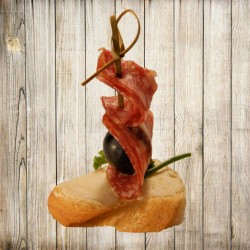 Канапе - Салямі на багеті "Червоні вітрила" Канапе - Салямі на багеті "Червоні вітрила"