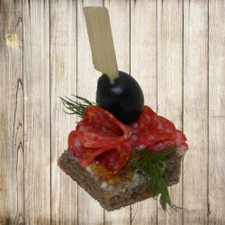 Канапе - Салямі на житньому хлібі Канапе - Салямі на житньому хлібі