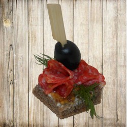 Канапе - Салямі на житньому хлібі Канапе - Салямі на житньому хлібі