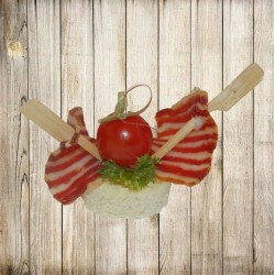 Канапе - Сало на білому хлібі Канапе - Сало на білому хлібі